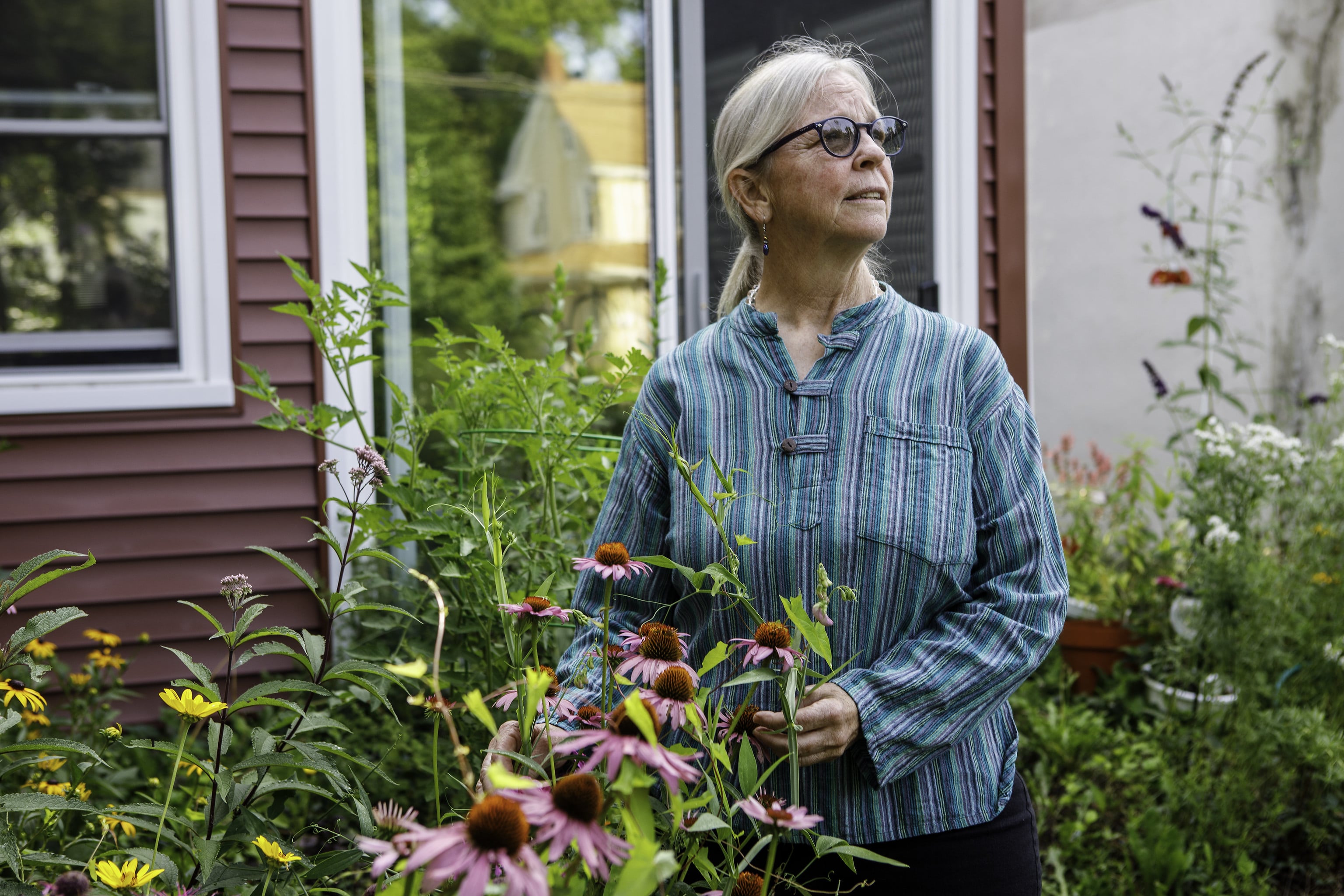 Susie Beiersdorfer in her garden outside her home in Youngstown, Ohio. © Steven Rubin for Public Herald